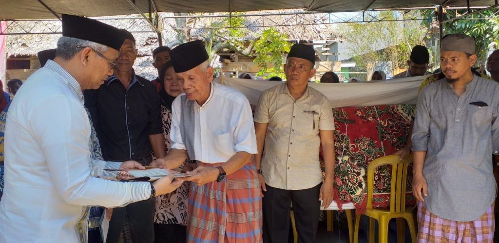 Melayat Ke Rumah Duka Bupati Husler Serahkan Langsung Akta Kematian