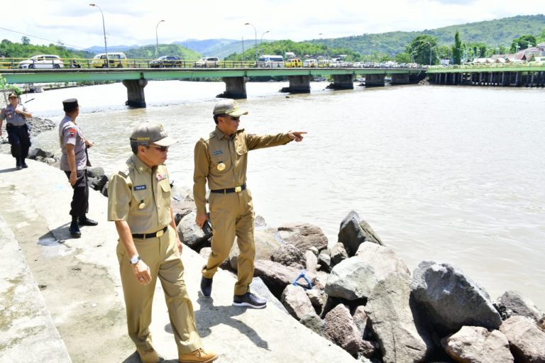 Tinjau Sungai Dan Jembatan Jawi-jawi, Nurdin Abdullah : Segera Kerjakan Untuk Hindari Banjir
