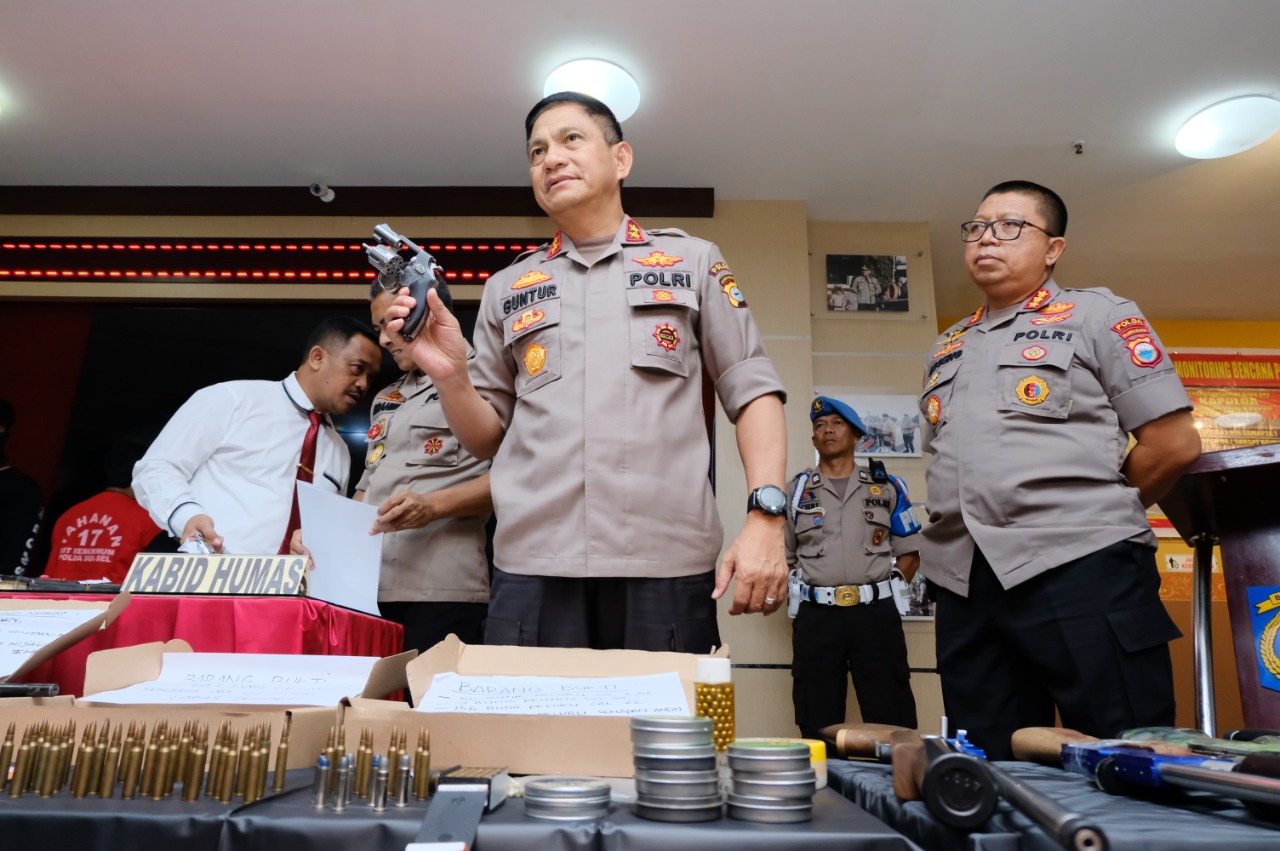 Kapolda Sulsel Pimpin Press Release Pengungkapan Kasus Pembuatan Senpira Serta Amunisi Ilegal