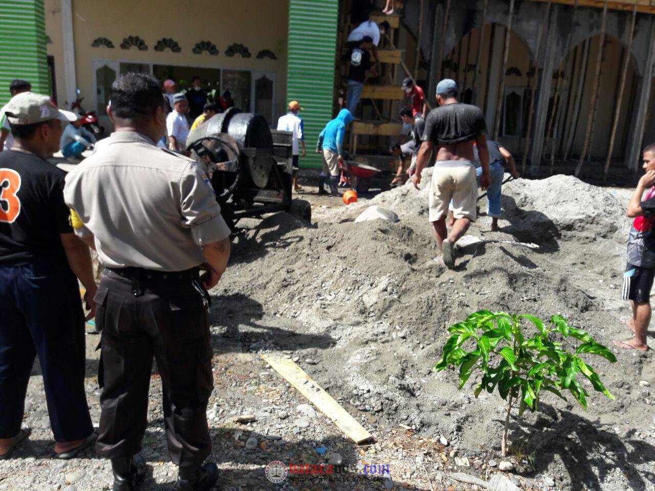 Pengecoran Masjid, Personil Polsek Mappedeceng Ikut Gotong Royong