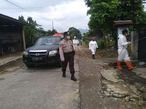 Pemdes Ledu-Ledu Gandeng Polsek Wasuponda Lakukan Penyemprotan Disinfektan ke Rumah Warga
