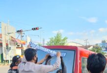 Dorong Masyarakat Disiplin Protokol Kesehatan, Sat Lantas Polres Gowa Pasang Stiker