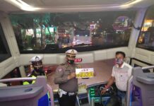Pasang Sticker Disetiap Kendaraan Umum, Sat Lantas Polres Torut Imbau Warga Selalu Pakai Masker