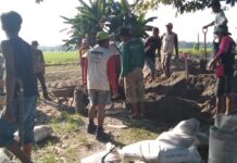 Pangkas Biaya Pertanian, Pemdes Lampenai Bangun Jembatan Penyeberangan
