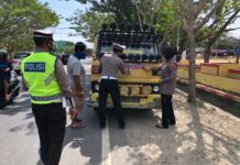 Satlantas Polres Jeneponto Lakukan Pemasangan Stiker Kendaraan Yang Melintas