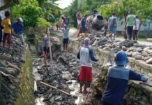 Rawan Banjir, Kepala Desa Lestari Bersama Masyarakat Bangun Drainase Hasil Swadaya