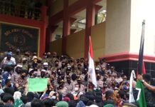 Tega, Oknum Satpol PP Pukul Peserta Demonstrasi Depan Kantor DPRD Bone