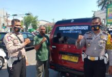 Intens Beri Edukasi Masyarakat, Kasat Lantas Polres Gowa Pasang Stiker Pada Kendaraan Umum
