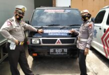 Edukasi Masyarakat Tentang Protokol Kesehatan, Sat Lantas Polres Gowa Pasang Stiker di Kaca Mobil Pengguna Jalan