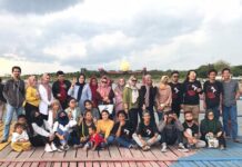 OPM dan Forum Orang Tua Murid Lakukan Syukuran di Pantai Akarena Makassar