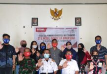 Penarikan KKN Tematik Stie Nobel Indonesia, Ditandai Penyerahan Plakat Oleh Sekcam Bengo