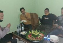 HUT TNI ke-75, Kapolsek Burau Bersama Anggota Beri Kejutan Koramil 1403 – Wotu