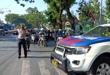 Kasat Lantas Polres Gowa Terjun Langsung Atur Arus Lalu Lintas Pada Momen Dirgahayu TNI ke-75