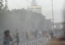 Demo Tolak UU Cipta Kerja di Makassar Dibalas Water Canon dan Gas Air Mata