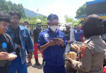 Disela Aksi Demo, Polres Luwu Timur Bagi Makan dan Air Minum