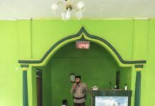 Safari Jum’at, Kapolsek Kelara Beri Imbauan Tentang Covid-19
