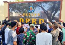 Lagi, Mahasiswa Yang Tergabung Gerakan Jeneponto Lakukan Unras Didepan Gedung DPRD