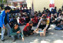 Nampak Humanis, Plt Kabag Humas Polres Jeneponto Bersama Pengunjuk Rasa Tolak Omnibus Law