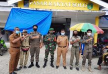 Camat Angkona Terjun Langsung Bagikan Masker di Pasar Solo