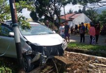 Sopir Ngantuk, Avanza Seruduk Tiang Listrik di Malili
