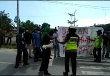 Demo Tolak UU Cipta Kerja, Polwan Polres Luwu Timur Bagi-bagi Permen