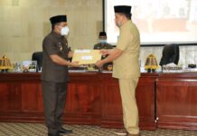 Pjs Bupati Luwu Timur Serahkan RAPBD TA 2021 ke DPRD