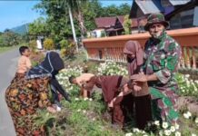 Babinsa Peduli, Bantu Guru dan Siswa Bersihkan Halaman Sekolah