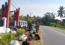 Peringati Hari Pahlawan, PLH KARST Bersama Koramil Mangkutana Kerja Bakti di TMP