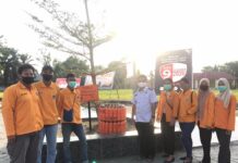 Peduli Lingkungan, Mahasiswa KKN UNM Pasang Tempat Sampah dan Papan Informasi di Tomoni