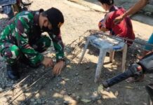 Babinsa 04 Padang Sappa Bantu Warga Binaan Membuat Kerangka Pondasi Rumah
