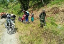 Babinsa 04 Padang Sappa Bantu Warga Binaan Menyemprot Rumput