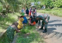 Pelda Deri Pakan Bersama Ibu PKK Gotong Royong Bersihkan Lingkungan