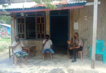 Selain Bagi Sembako, Kanit Binmas Polsek Mangkutana Juga Imbau Warga Taat Prokes Covid-19