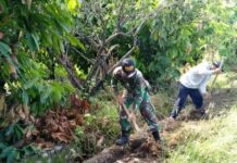 Babinsa 04 Padang Sappa Bantu Warga Binaan Pasang Pipa Saluran Air