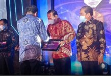 Atas Prestasi TPAKD, Bupati Luwu Terima Penghargaan Dari OJK