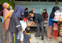 Kades Pincepute Beri PMT Untuk Balita di Posyandu
