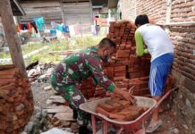 Peduli, Babinsa Serda Dediman Langsung Turun Tangan Bantu Warga Binaan
