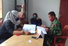 Babinsa Sertu Rante Komsos dan Pengambilan Puldata Ter di Kantor Kelurahan Noling