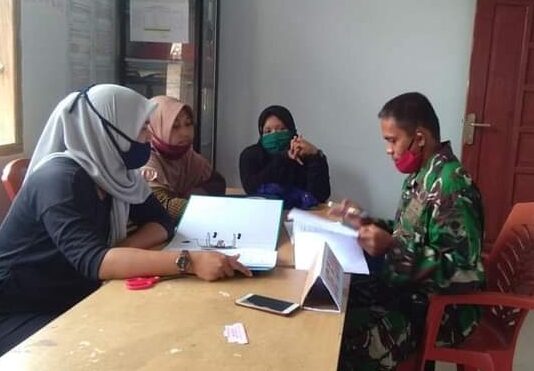 Babinsa Sertu Rante Komsos dan Pengambilan Puldata Ter di Kantor Kelurahan Noling