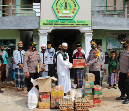 Kapolda dan Ketua PD Bhayangkari Lampung Bagikan Al-Qur’an dan Paket Sembako di Pondok Pesantren Kabupaten Way Kanan