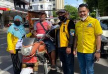 Jumat Berkah, Fungsionaris DPD I Golkar Sulsel Berbagi Nasi Kotak ke Warga