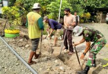 Peduli Lingkungan, Kopda Kasman Bersama Warga Binaan Gotong Royong Pasang Pipa Air Bersih