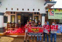 Karyawan PT CLM Bagikan 300 Paket Sembako