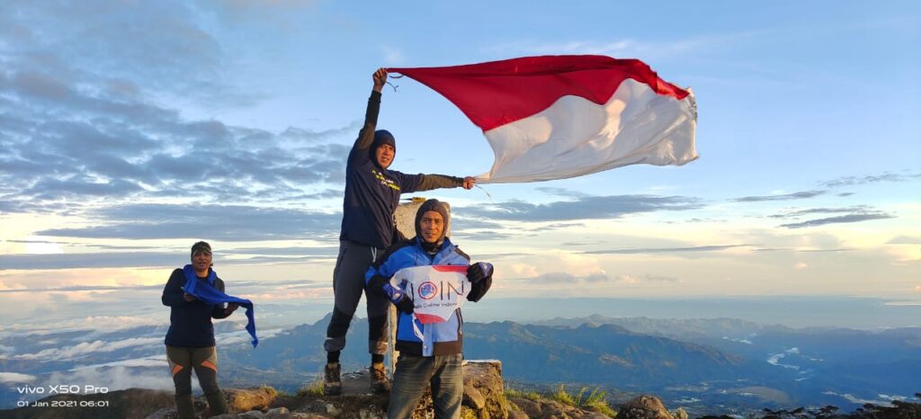 Sambut Tahun Baru, Bendera JOIN Bone Berkibar di Puncak Gunung Bawakaraeng