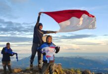Sambut Tahun Baru, Bendera JOIN Bone Berkibar di Puncak Gunung BawakaraengÂ