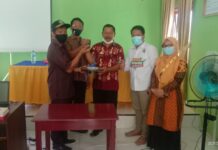 Masa Jabatan Berakhir, Imade Widana Serahkan Kunci Randis ke PLT Kades Karambua