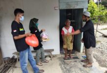 Usai Galang Dana, Muda-Mudi Sindu Agung Bagi Sembako ke Lansia