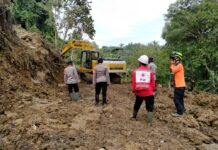 Longsor Tutupi Jalan, Bhabinkamtibmas Bersihkan Jalur Desa Mekatta