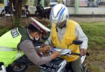 Satlantas Polres Luwu Timur Bagikan Stiker “Ayo Pakai Masker” ke Pengendara