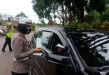 Upaya Putus Penularan Covid-19, Sat Lantas Polres Luwu Timur Bagi Masker